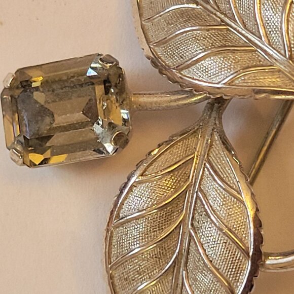 Vintage Van Dell Sterling Silver Leaf Brooch With Emerald-Cut Glass Gemstone - Picture 3 of 4